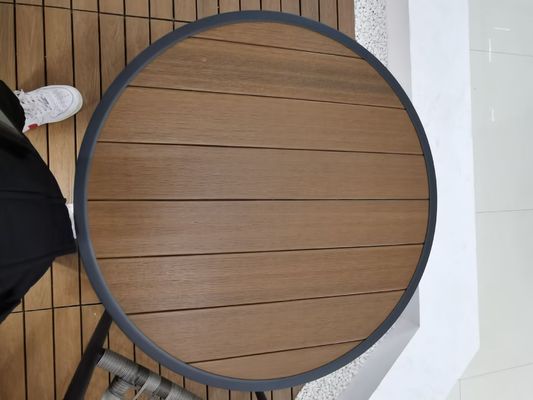 アウトドアリビングの再定義：プレミアムWPCガーデンチェアとテーブル