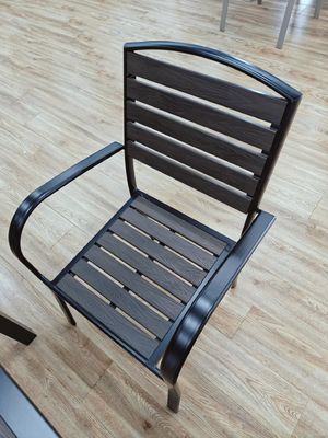 アウトドアリビングの再定義：プレミアムWPCガーデンチェアとテーブル