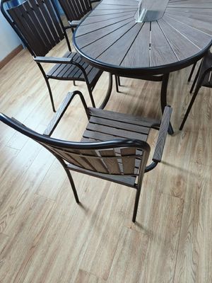 アウトドアリビングの再定義：プレミアムWPCガーデンチェアとテーブル