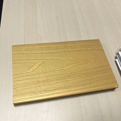 メタリックWPCパネルと豪華な緑青の輝きのあるゴールドデッキ