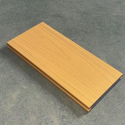 メタリックWPCパネルと豪華な緑青の輝きのあるゴールドデッキ