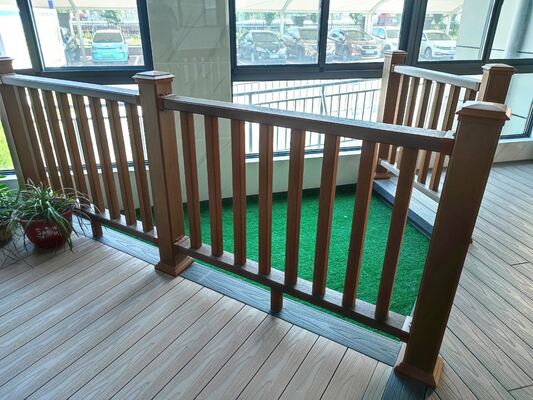 アルミニウム フレーム WPC フェンシング スラット スタイルの屋外のホーム セキュリティ