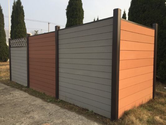 アルミニウム フレーム WPC フェンシング スラット スタイルの屋外のホーム セキュリティ