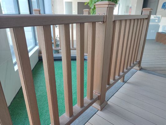 アルミニウム フレーム WPC フェンシング スラット スタイルの屋外のホーム セキュリティ