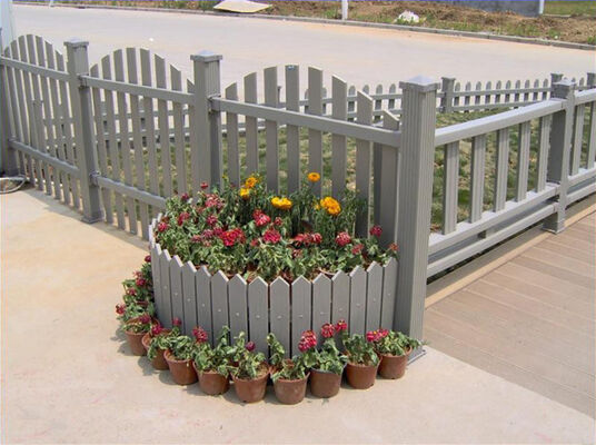 オフィスの中庭のためのマット仕上げの WPC フェンス パネルの簡単な掃除