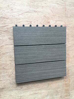 家の屋外の WPC デッキ タイル 30x30CM の天然木の外観の耐久性のある DIY フローリング