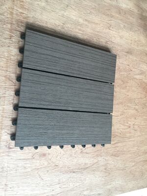 家の屋外の WPC デッキ タイル 30x30CM の天然木の外観の耐久性のある DIY フローリング