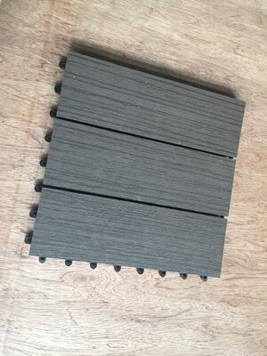 家の屋外の WPC デッキ タイル 30x30CM の天然木の外観の耐久性のある DIY フローリング