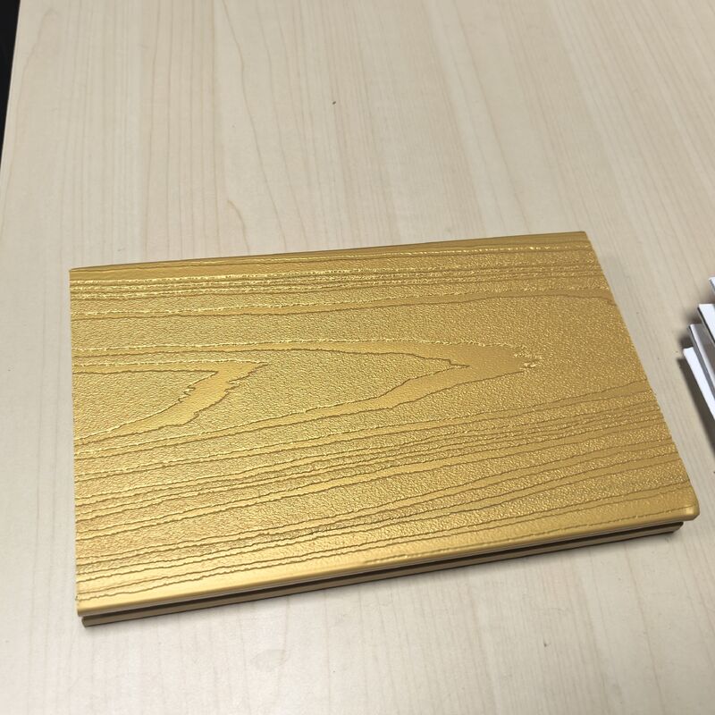 メタリックWPCパネルと豪華な緑青の輝きのあるゴールドデッキ