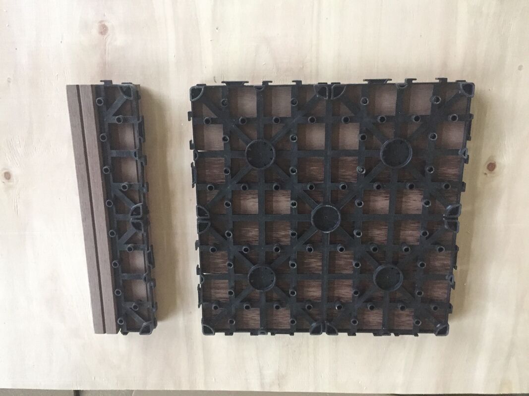 家の屋外の WPC デッキ タイル 30x30CM の天然木の外観の耐久性のある DIY フローリング